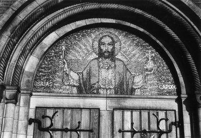 601491 Afbeelding van het door A. Federle ontworpen mozaïek, voorstellende Jezus, boven de hoofdingang van de ...